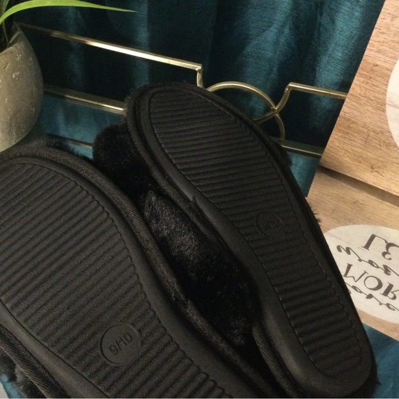 Comfortable, furry slippers Black, Large, NWT - Picture 2 of 3
